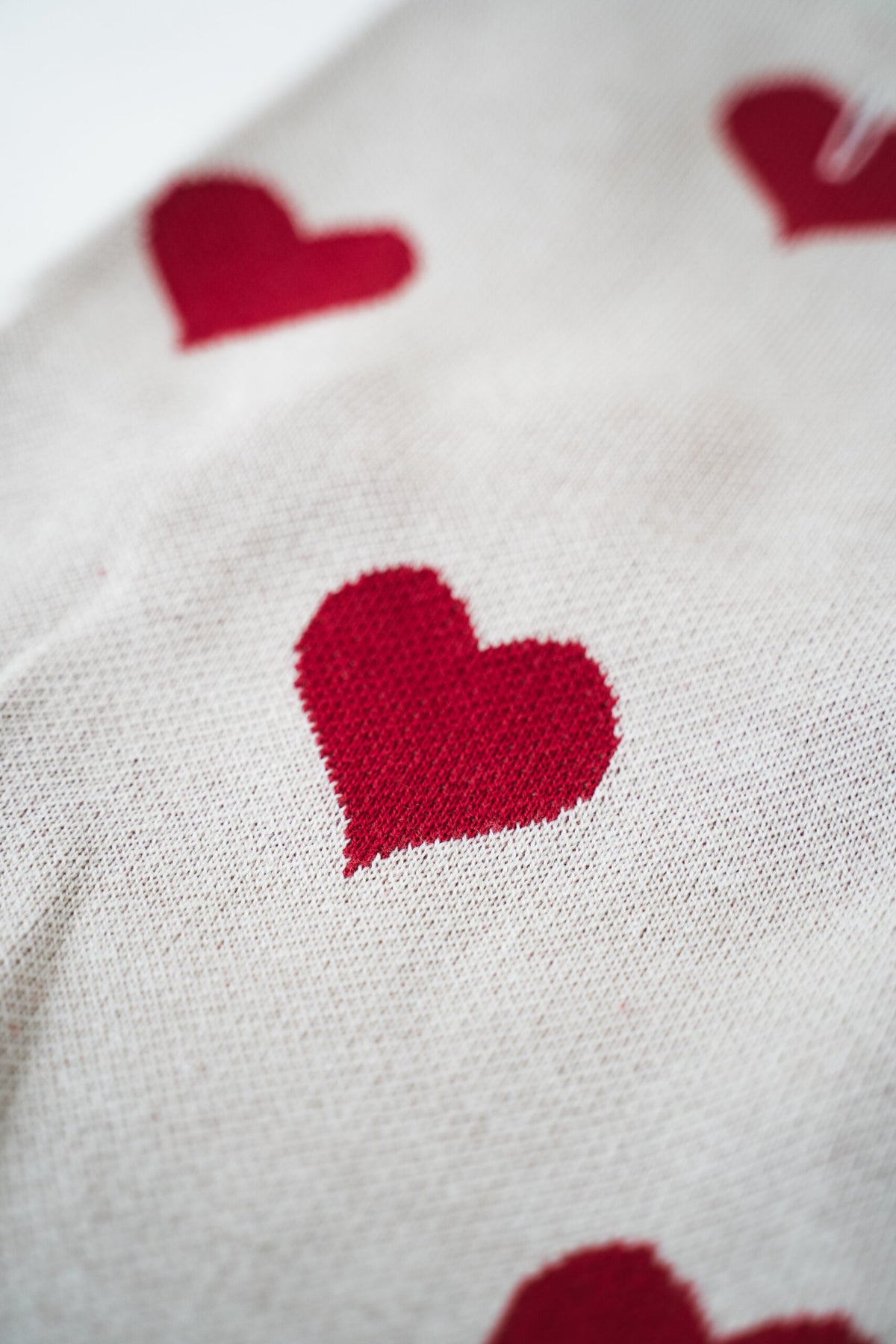Pull coeurs rouges